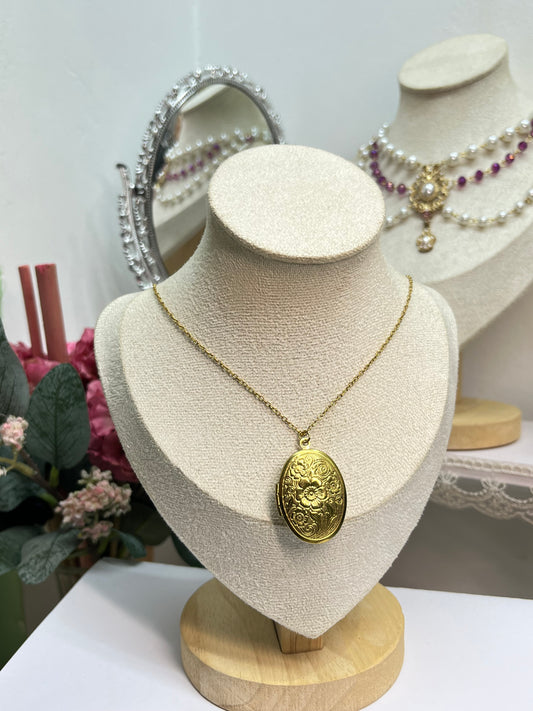 Vintage Floral Oval Locket