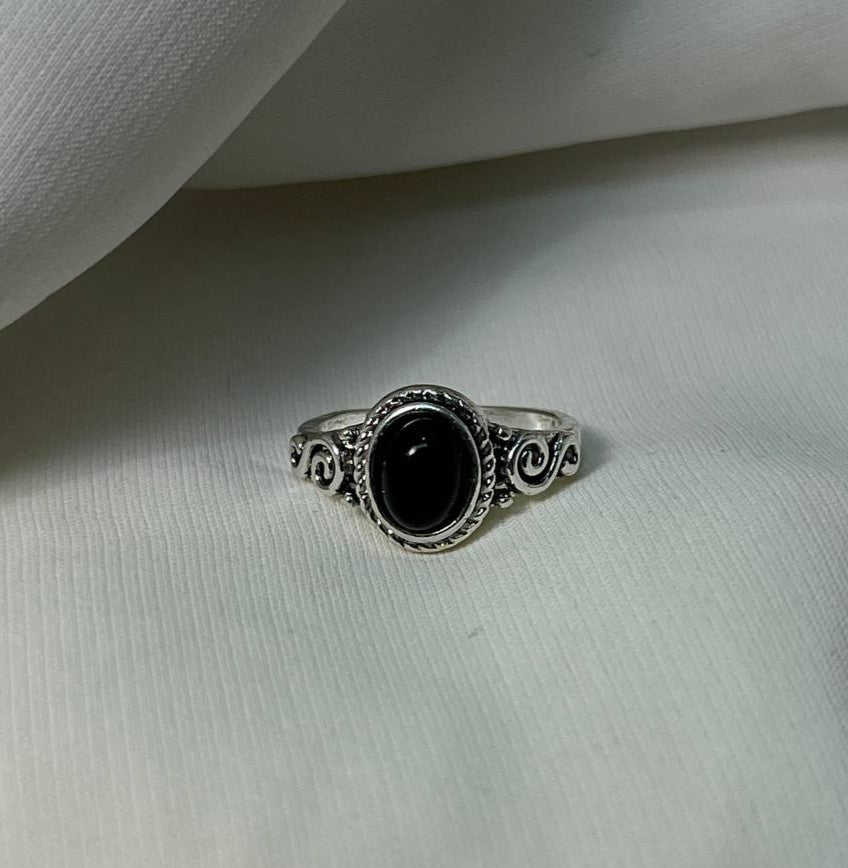 The Noir Scroll Ring